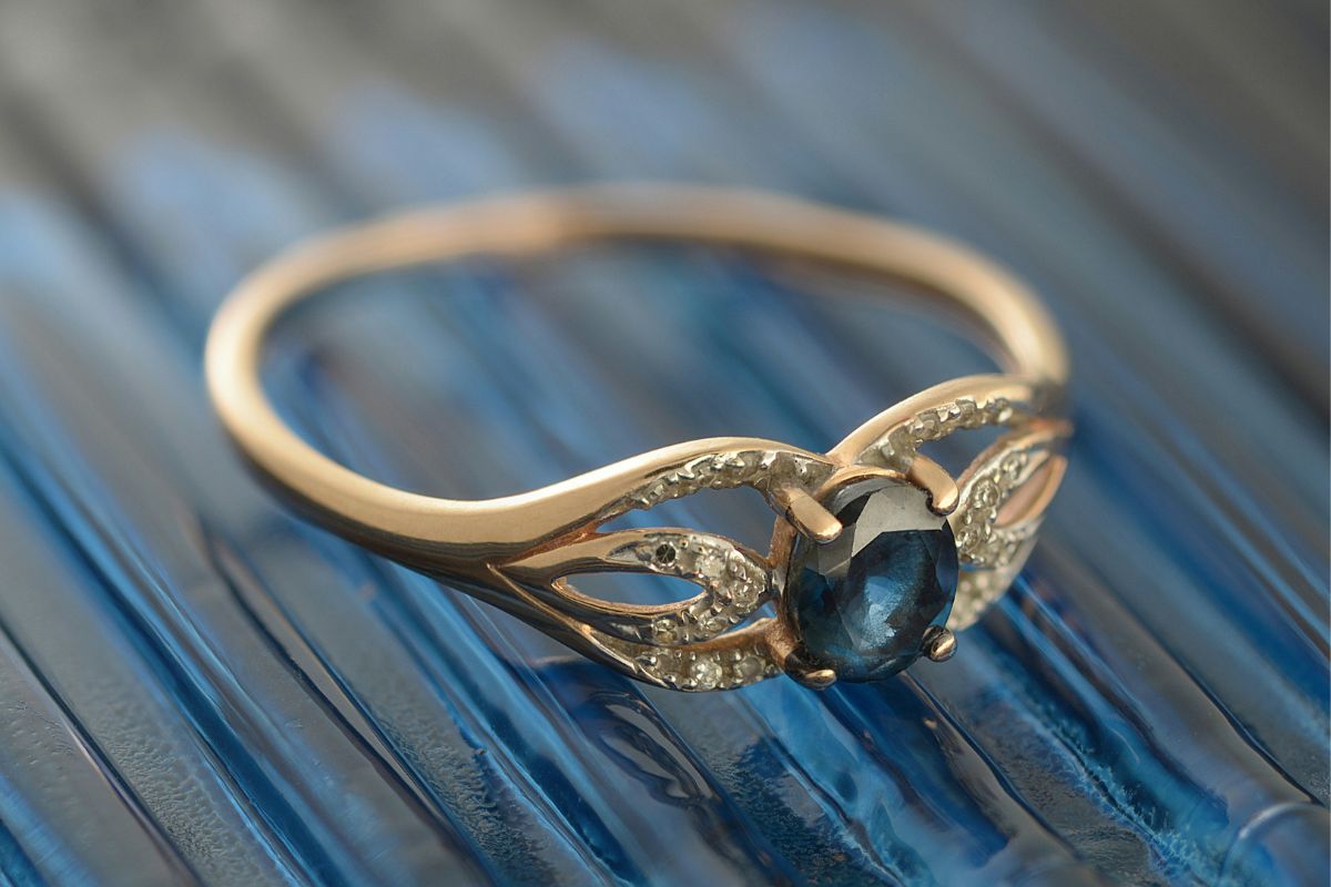 Anel medieval de ouro e safira