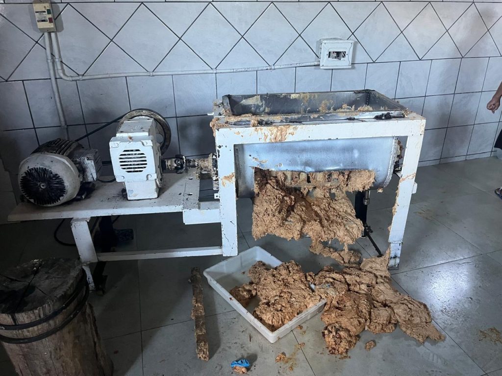 Acidente em fábrica deixa trabalhador preso em máquina de doces em Anápolis