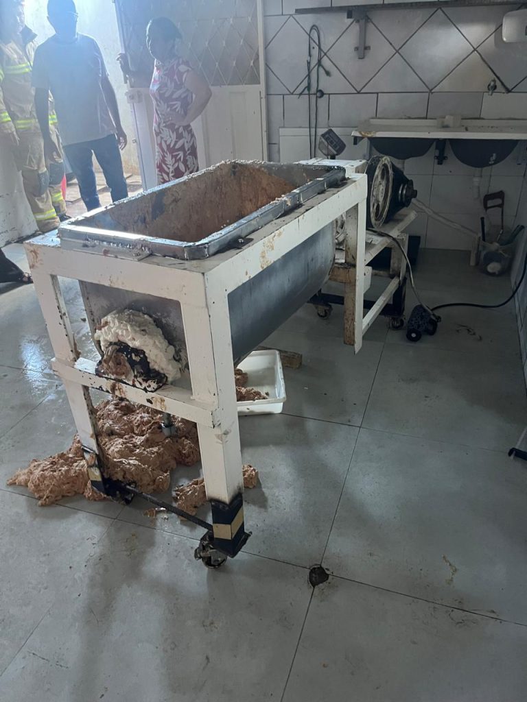 Acidente em fábrica deixa trabalhador preso em máquina de doces em Anápolis