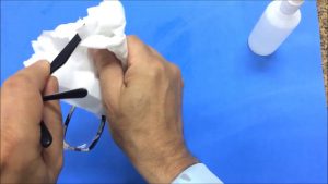 Saiba como limpar os óculos sem danificar as lentes usando o método correto e evitando álcool, detergente forte e panos que causam riscos.