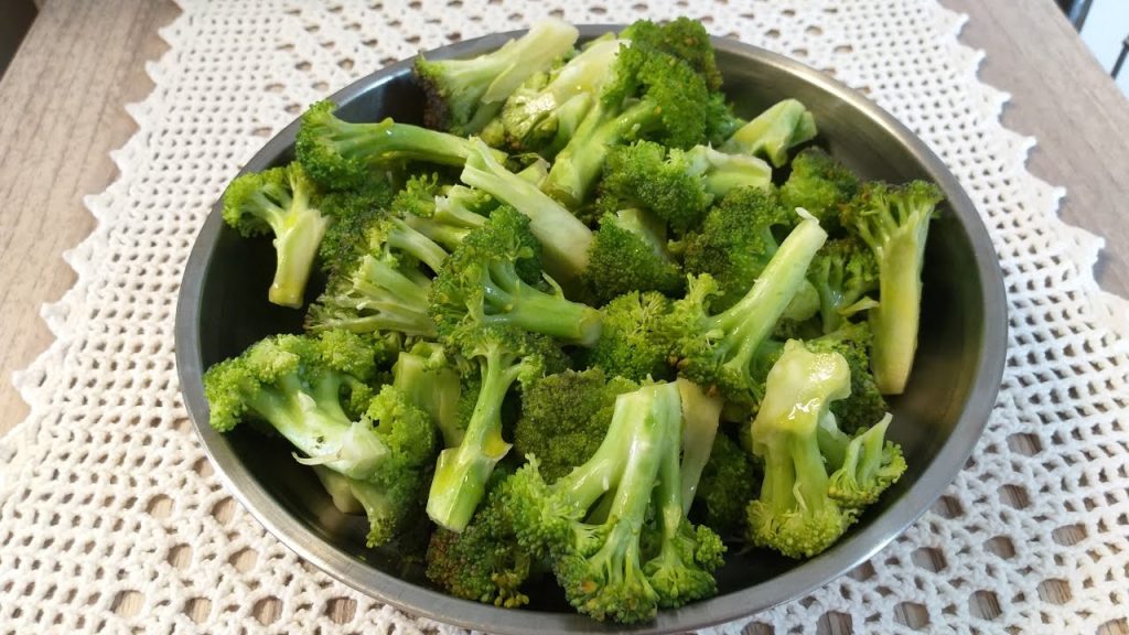 Entenda por que colocar limão na água do cozimento do brócolis é recomendado, como fazer corretamente e quais os benefícios para cor, aroma e sabor.