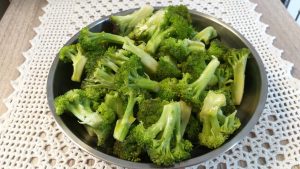 Entenda por que colocar limão na água do cozimento do brócolis é recomendado, como fazer corretamente e quais os benefícios para cor, aroma e sabor.