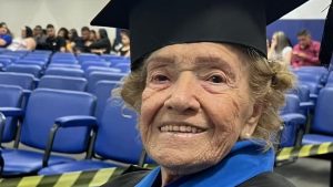 Mulher que aprendeu a ler aos 85 anos conclui ensino médio pela EJA, conquista bolsa integral e inicia faculdade de Nutrição aos 91 na Grande São Paulo.