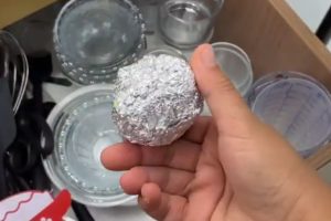 Colocar bolinhas de papel alumínio