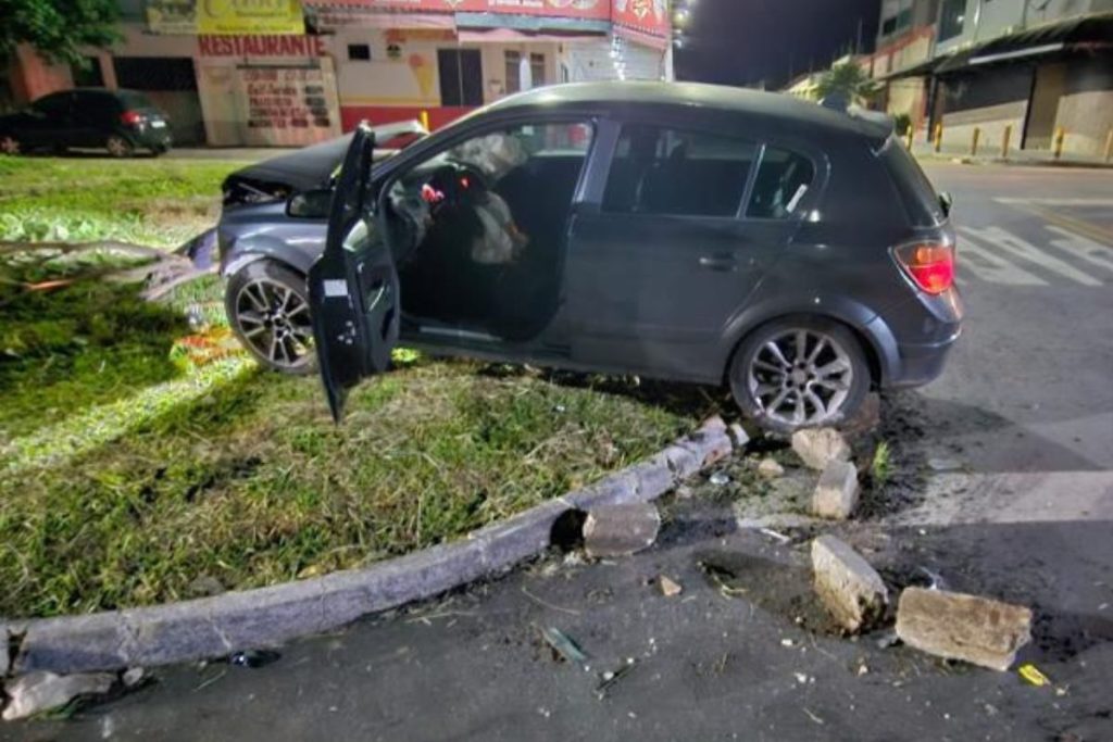 Acidente com motorista de aplicativo deixa jovem ferido na madrugada em Anápolis