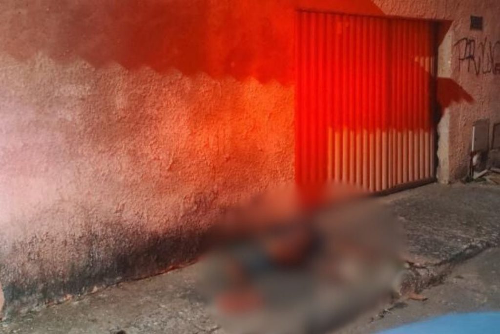 Homem é morto a tiros em rua de Goiânia e caso intriga polícia