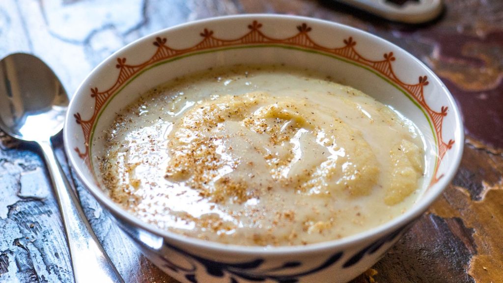 Esqueça o leite e o açúcar: esse mingau de aveia é ótimo para o café da manhã, mais nutritivo e garante saciedade durante todo o dia