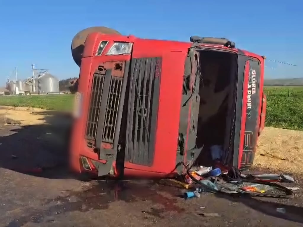 Carreta de soja tomba na BR-452, esmaga carro e mata motorista em Goiás