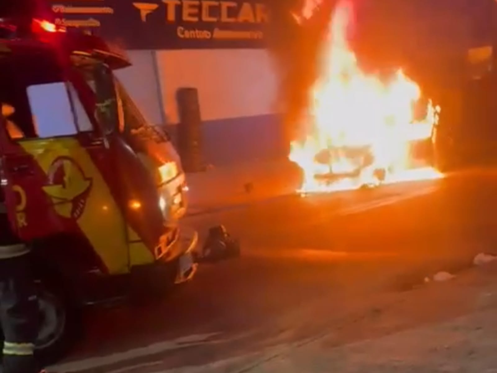 Viatura da PM pega fogo em avenida de Trindade e fica completamente destruída