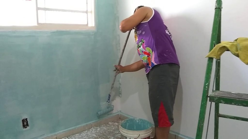 Advogada explica que inquilino não precisa devolver o imóvel com pintura nova quando há apenas desgaste natural, conforme a Lei do Inquilinato.