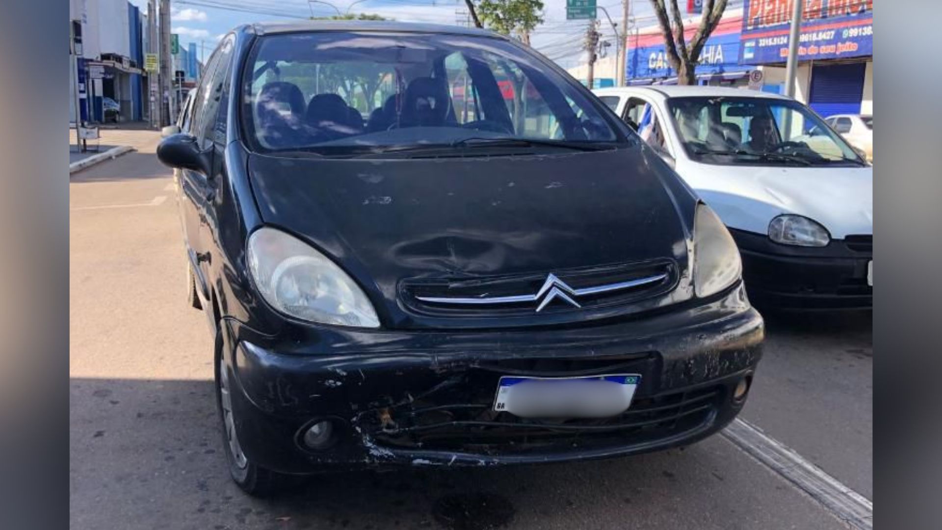 Motorista que causou acidente abandonou o próprio carro e fugiu sem prestar socorro.