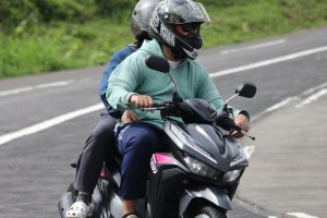 Moto com apenas duas pessoas agora dá multa