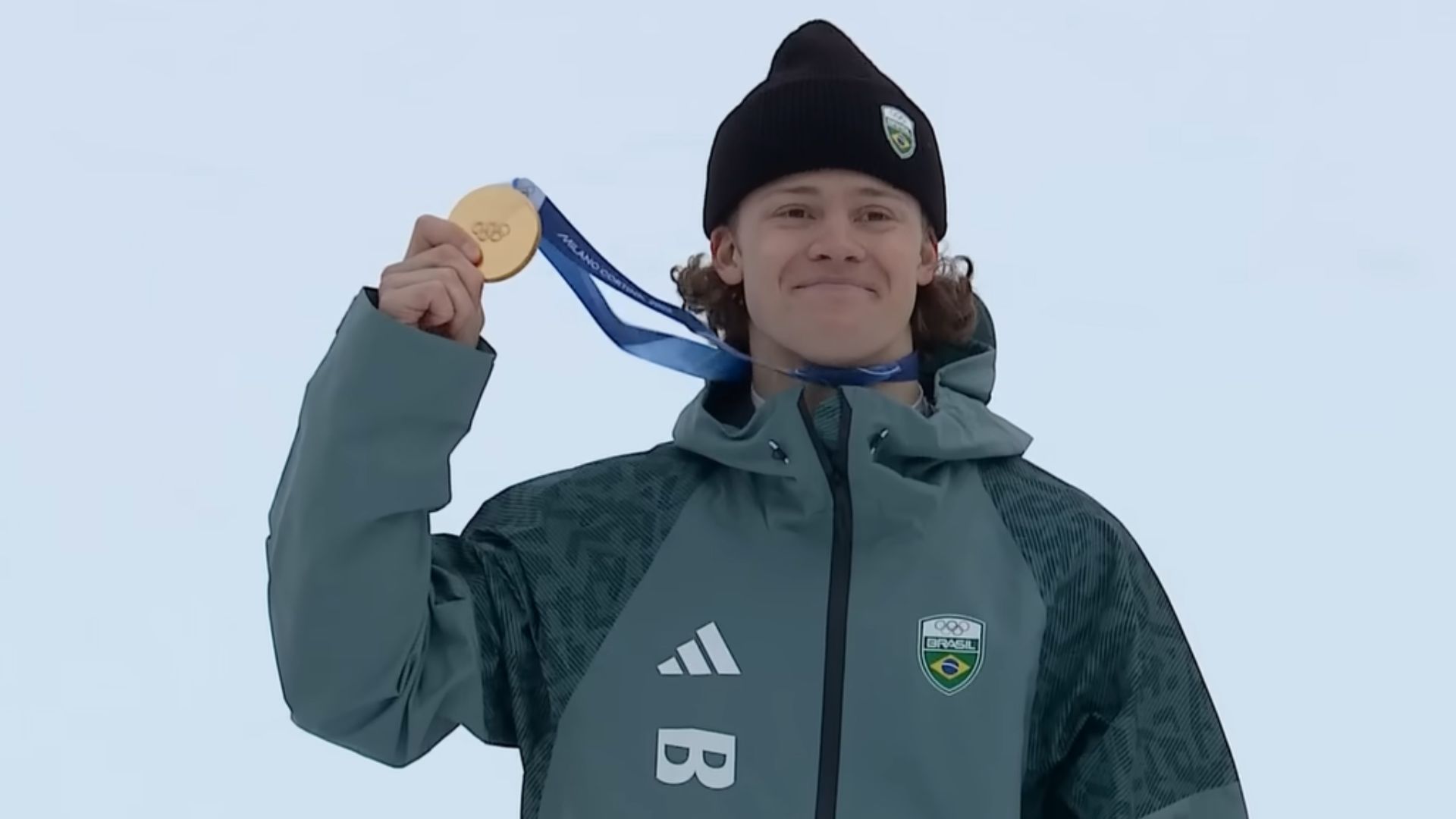 Lucas Pinheiro Braathen ao ganhar medalha de ouro nos Jogos Olímpico de Inverno.