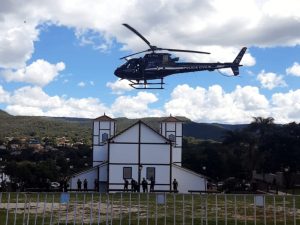 Helicóptero pousou logo atrás da Matriz. (Foto: Reprodução)