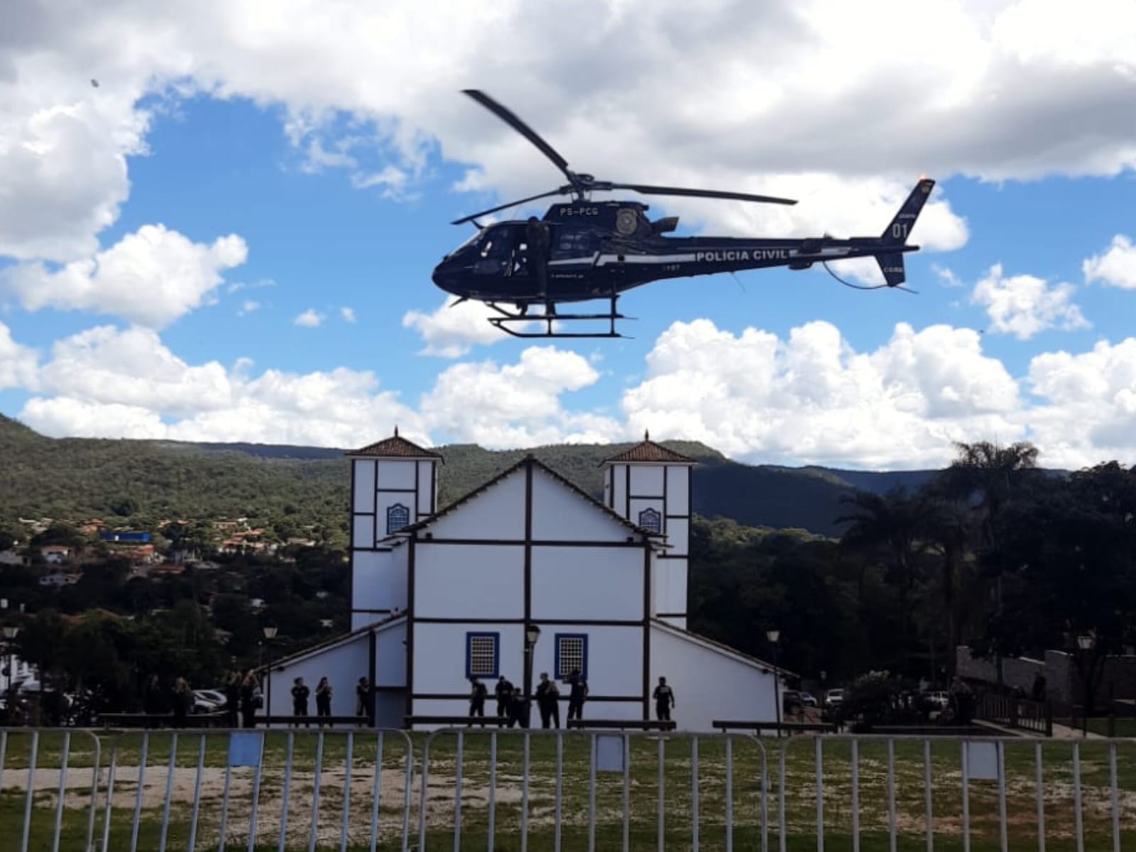 Helicóptero pousou logo atrás da Matriz. (Foto: Reprodução)