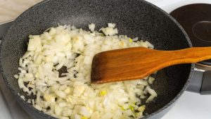 Refogar alho e cebola antes de cozinhar o arroz: para que serve e por que é recomendado