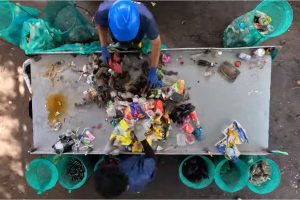 Três irmãos instalam barreira em rio