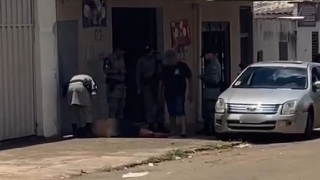 Suspeito acabou baleado após tentativa de assalto.