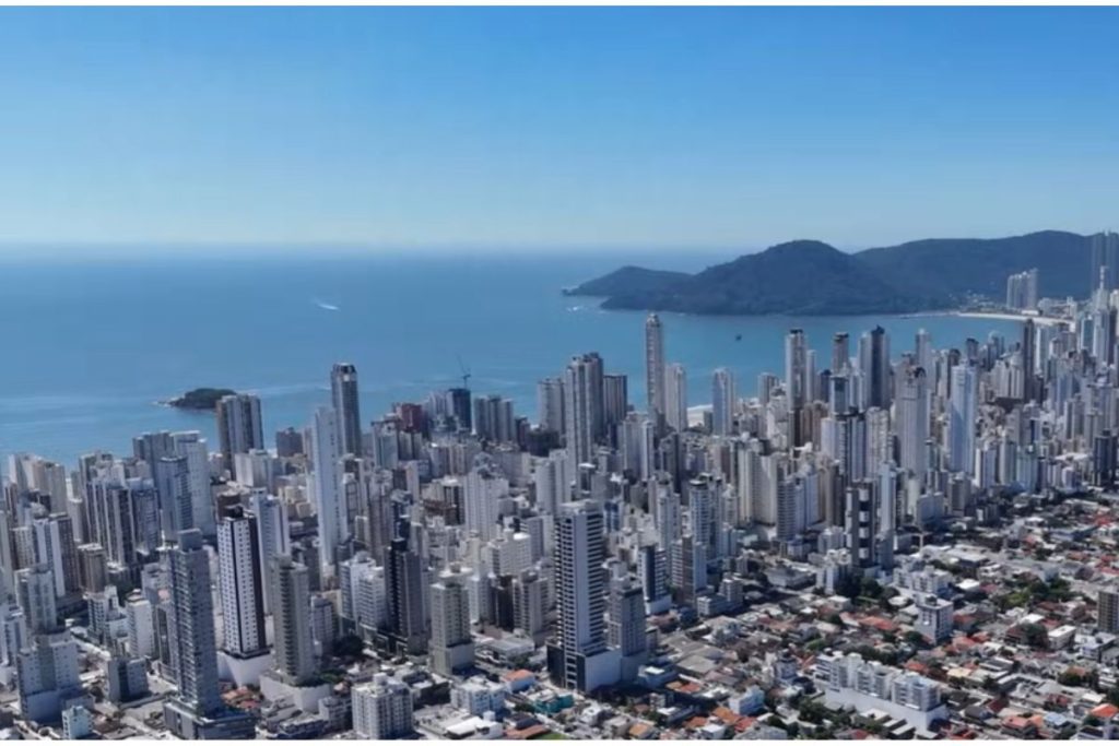 Governo constrói muro para conter avanço do mar em praia do Brasil