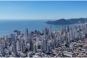 Governo constrói muro para conter avanço do mar em praia do Brasil