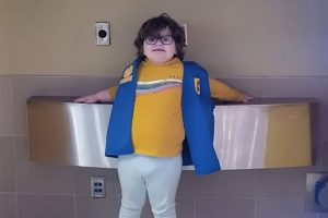 Com apenas 6 anos, garota bate recorde dos escoteiros ao vender 87 mil caixas de biscoitos