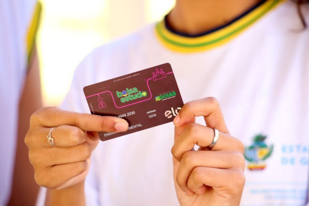 Estudantes ganham novo cartão do Bolsa Estudo, que teve valor reajustado