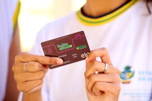 Estudantes ganham novo cartão do Bolsa Estudo, que teve valor reajustado