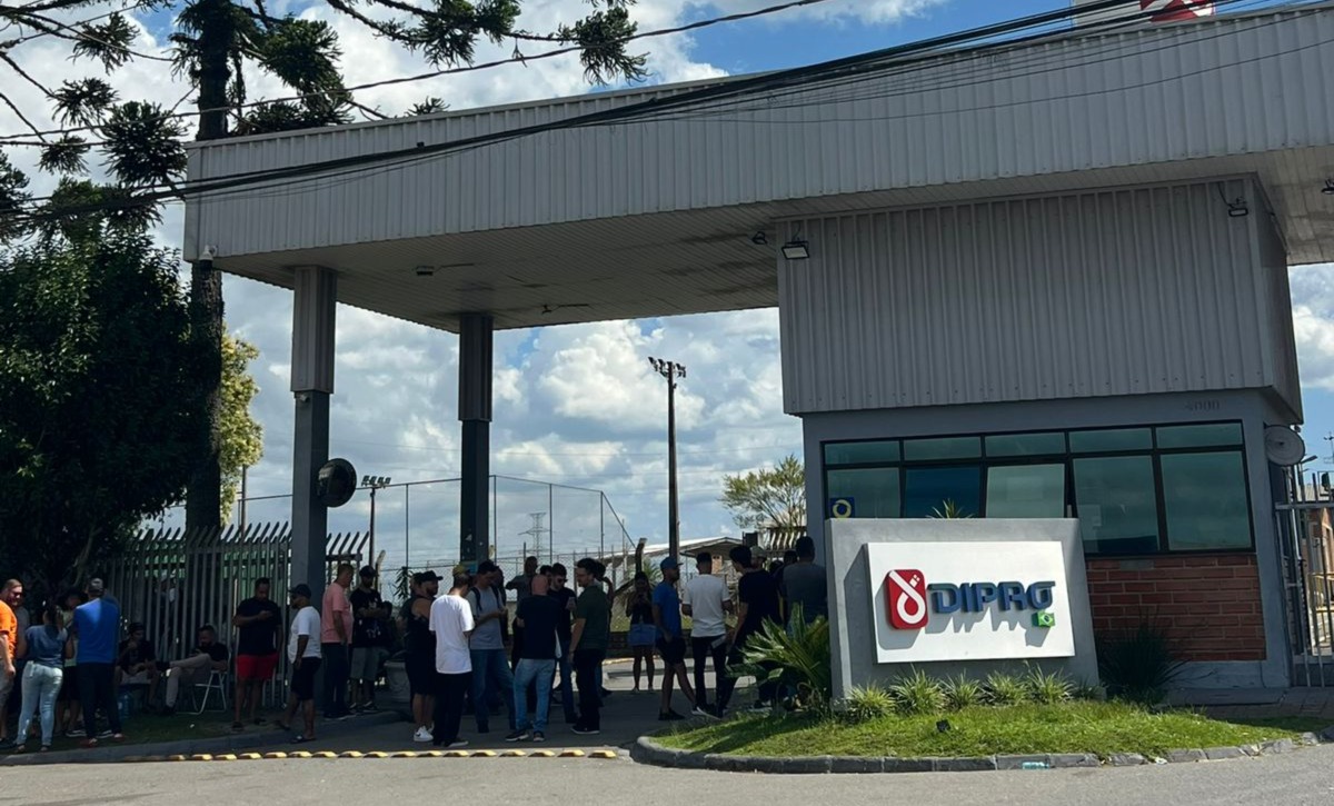Fábrica fecha as portas e demite mais de 300 funcionários, que acabam na frente da unidade em busca dos direitos