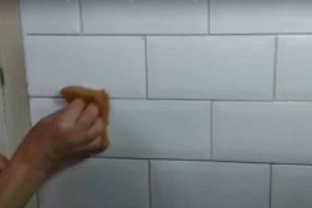 LIMPAR OS REJUNTES DOS AZULEJOS