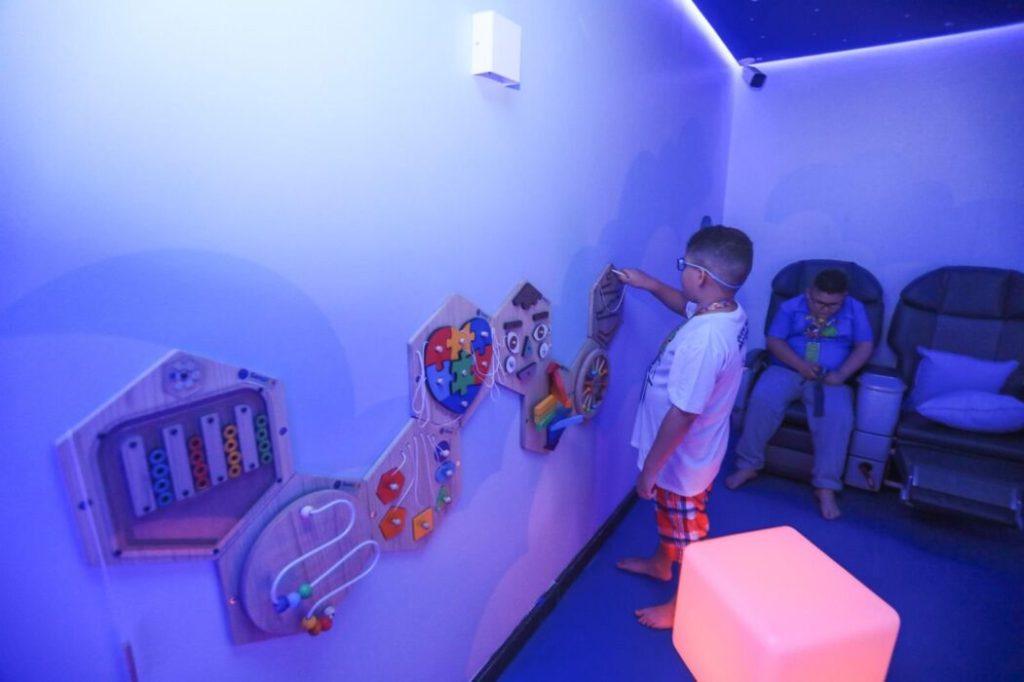 Aeroporto de Goiânia passa a contar com sala multissensorial para acolher passageiros neurodivergentes