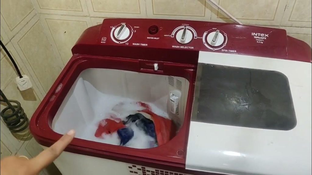 Saiba qual é o melhor horário para lavar roupa e economizar energia, segundo técnicos, evitando os horários de pico e reduzindo a conta de luz.