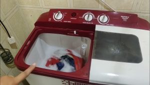 Saiba qual é o melhor horário para lavar roupa e economizar energia, segundo técnicos, evitando os horários de pico e reduzindo a conta de luz.