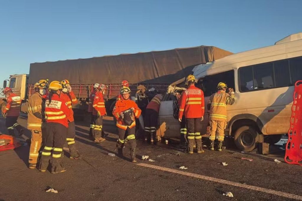 Van colidiu na traseira de caminhão na BR-020.