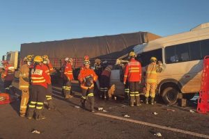 Van colidiu na traseira de caminhão na BR-020.