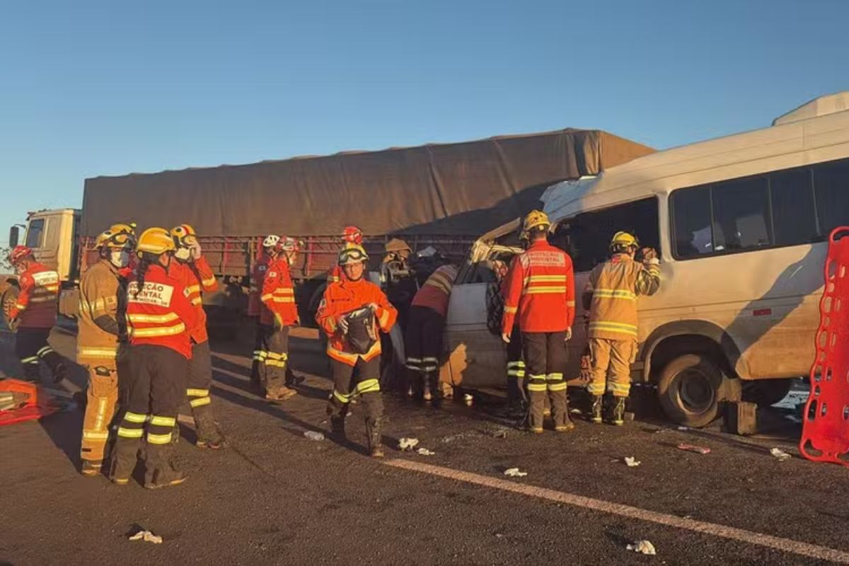 Van colidiu na traseira de caminhão na BR-020.