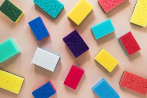 Entenda para que serve cada cor de esponja de limpeza, evite contaminação cruzada e aprenda a usar corretamente na cozinha e na rotina doméstica.