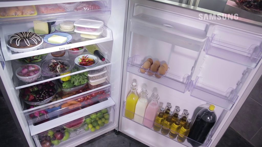 Saiba como organizar a geladeira corretamente, onde guardar cada alimento e como economizar espaço, energia e evitar desperdícios no dia a dia.