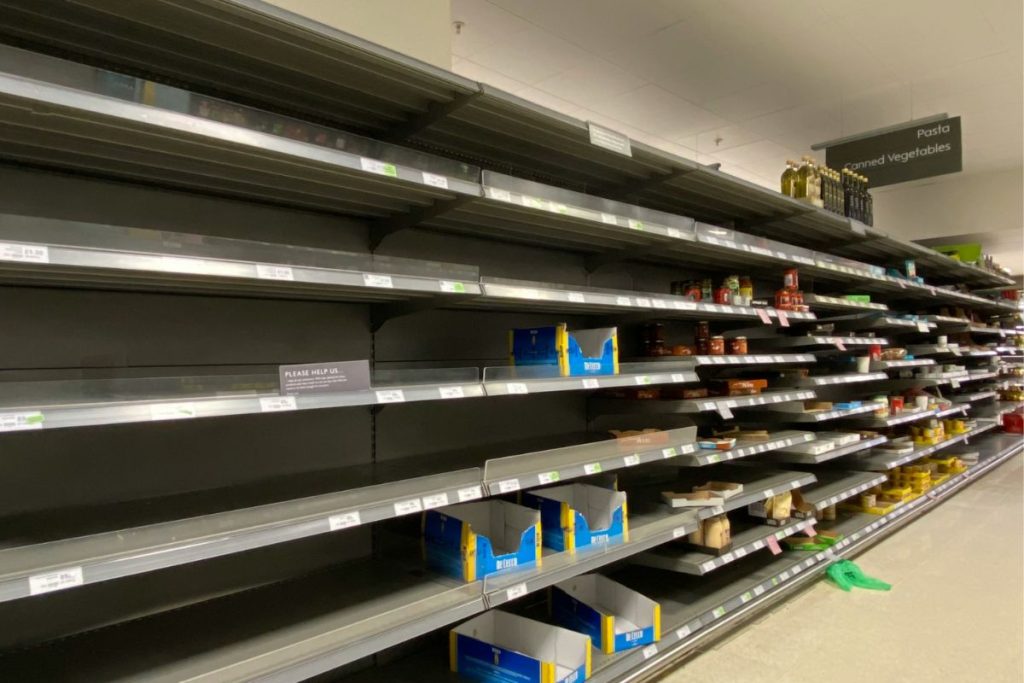 Caminhões cheios e prateleiras vazias