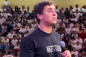 Nikolas Ferreira prega em evento da Umadego em Goiânia