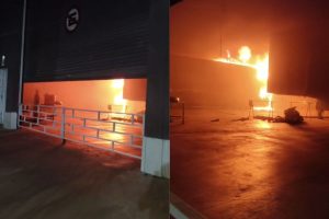 Incêndio atinge garagem de ônibus de artistas em Goiânia