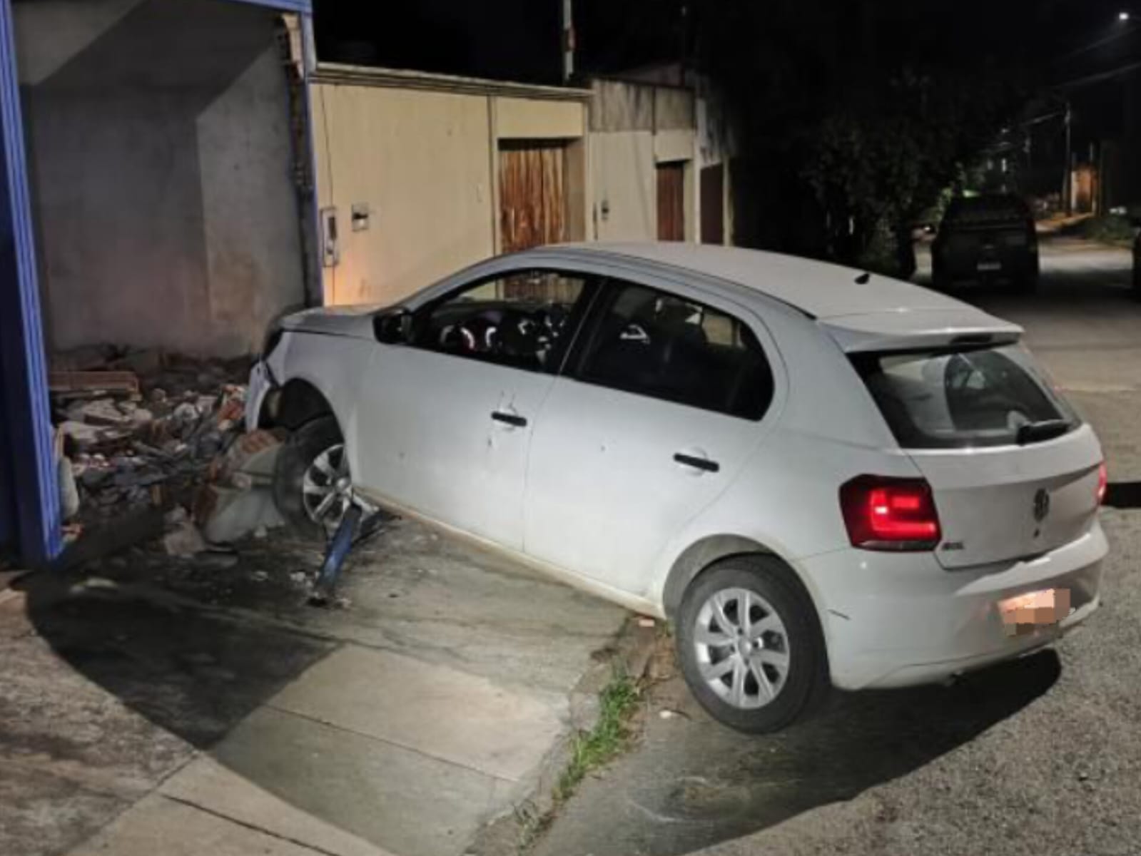 Carro colidiu contra o muro de uma residência. (Foto: Reprodução)