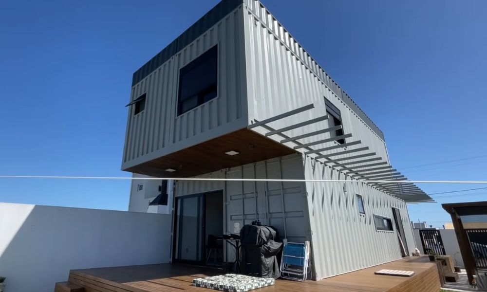 Casal abandona aluguel, constrói casa container e reduz conta de energia