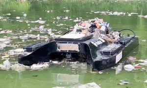 Tecnologia criada por jovens “varre” o lixo da água com inteligência artificial