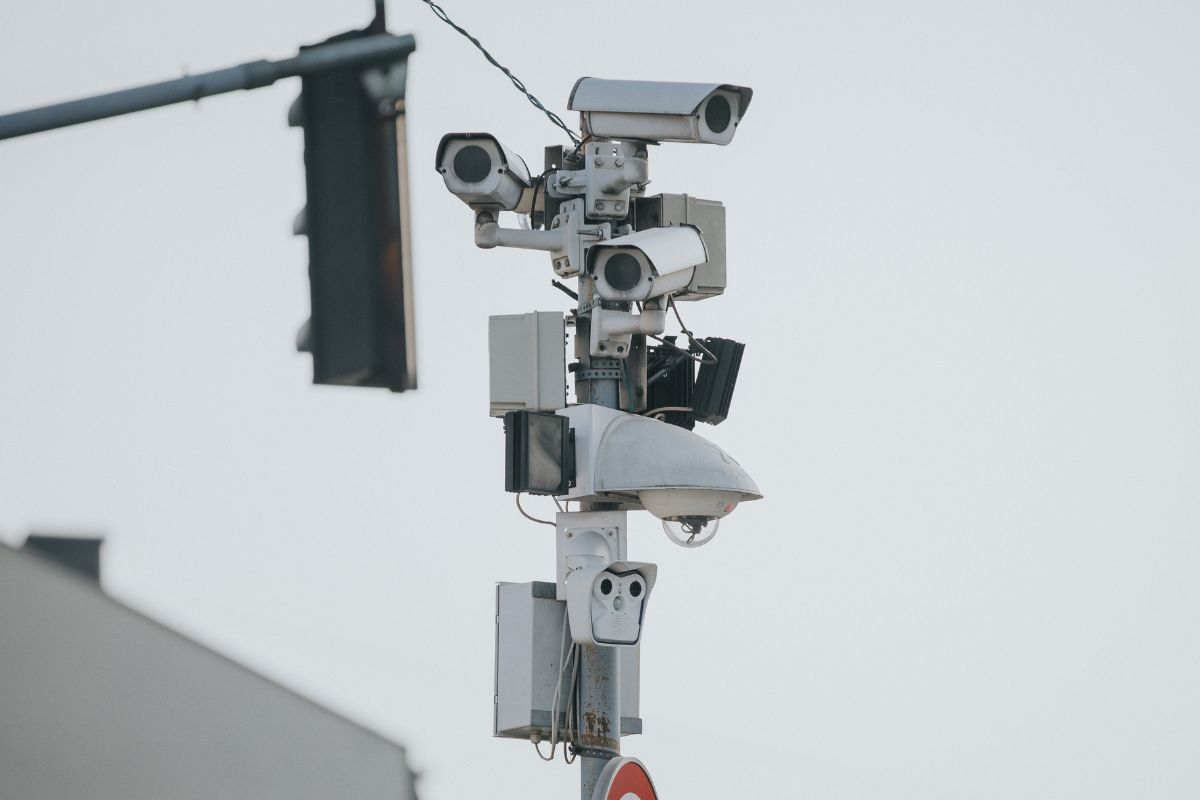 Motorista recebe multa de R$ 17,5 mil após ser flagrado dirigindo a apenas 1km/h acima do limite