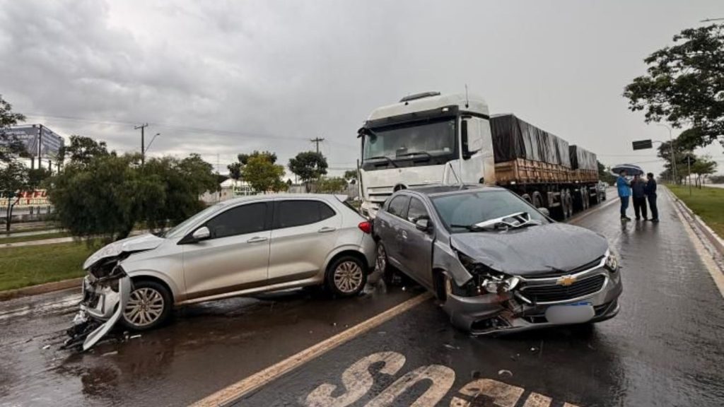 Colisão envolveu dois carros e um caminhão.