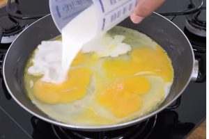 JOGAR LEITE NA HORA DE FRITAR OVO