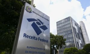 Cruzamento de dados da Receita Federal: entenda como funciona a fiscalização financeira, o monitoramento de Pix, cartões e contas e como evitar multas e autuações fiscais.