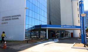 Justiça obriga homem condenado por feminicídio a devolver ao INSS valores pagos em pensão por morte à filha da vítima após ação regressiva da AGU.