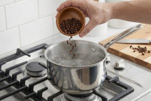 Ferver cravo-da-índia: para que serve e por que é recomendado além de perfumar a casa