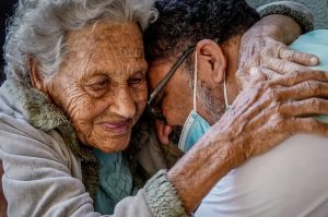 aiba se avós podem processar os pais que impedem o contato com os netos, o que diz a lei, quando a Justiça permite visitas e se pode ser alienação parental.